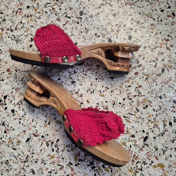 Vintage 60s Red Tiki Carved Heel Sandals 5 - Picture 7 of 10